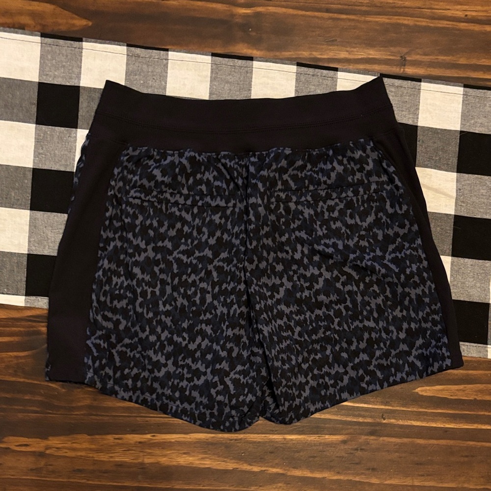 Athleta Brooklyn printed shorts 4 blue black - Picture 4 of 4
